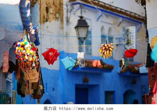 摩洛哥西北部小镇的街头市场以蓝色建筑而闻名提供香料和纪念品